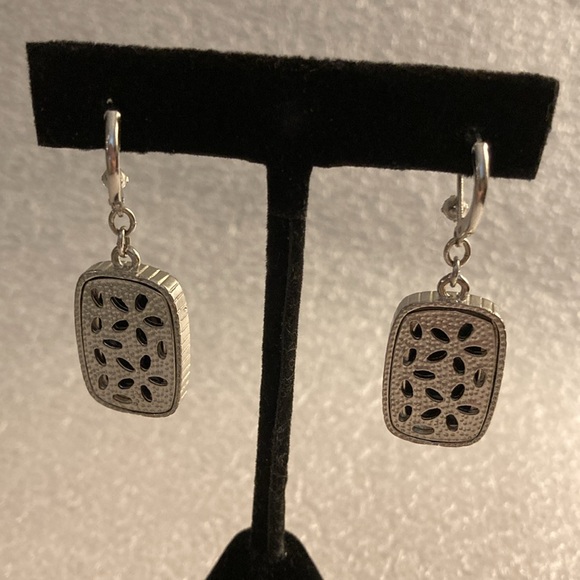 NWOT - Silvertone Lever Back Black Rectangular Stone & Crystal Drop Earring - Picture 3 of 9